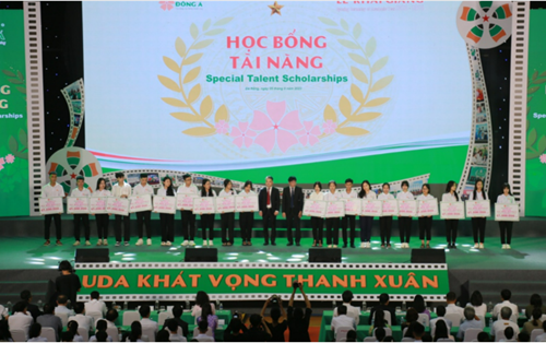 Dong A University awards nearly 17 billion VND in scholarships to new students in 2023